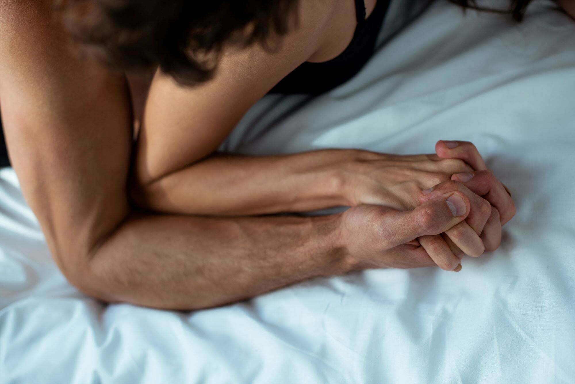 Болезненные прикосновения. Руки мужчины и женщины. Мужская рука. Мужская и женская рука. Мужская и женская рука на постели.